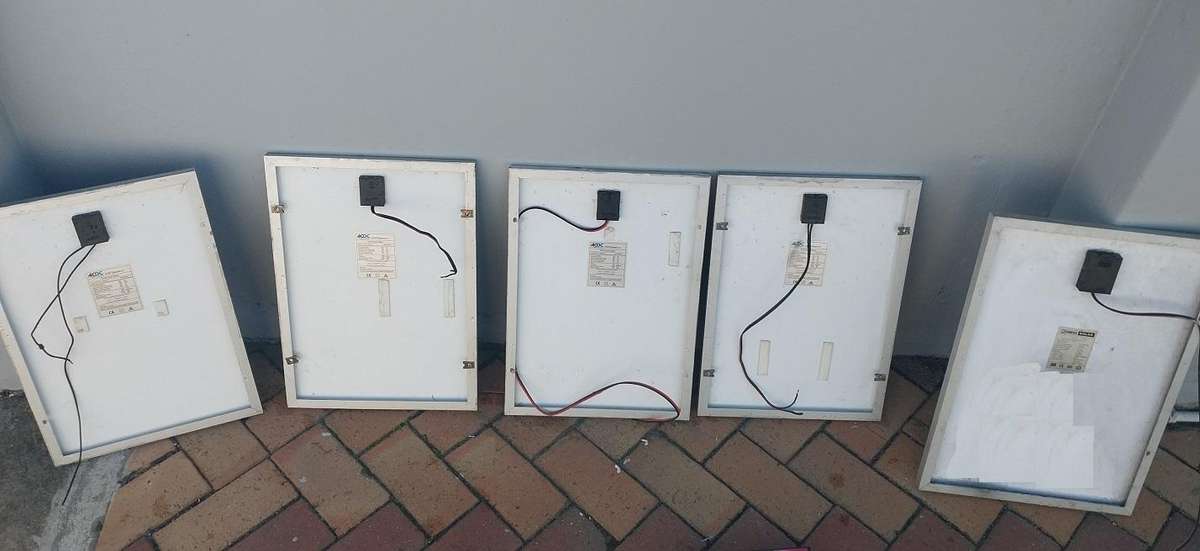 Lot of 5 solar panels