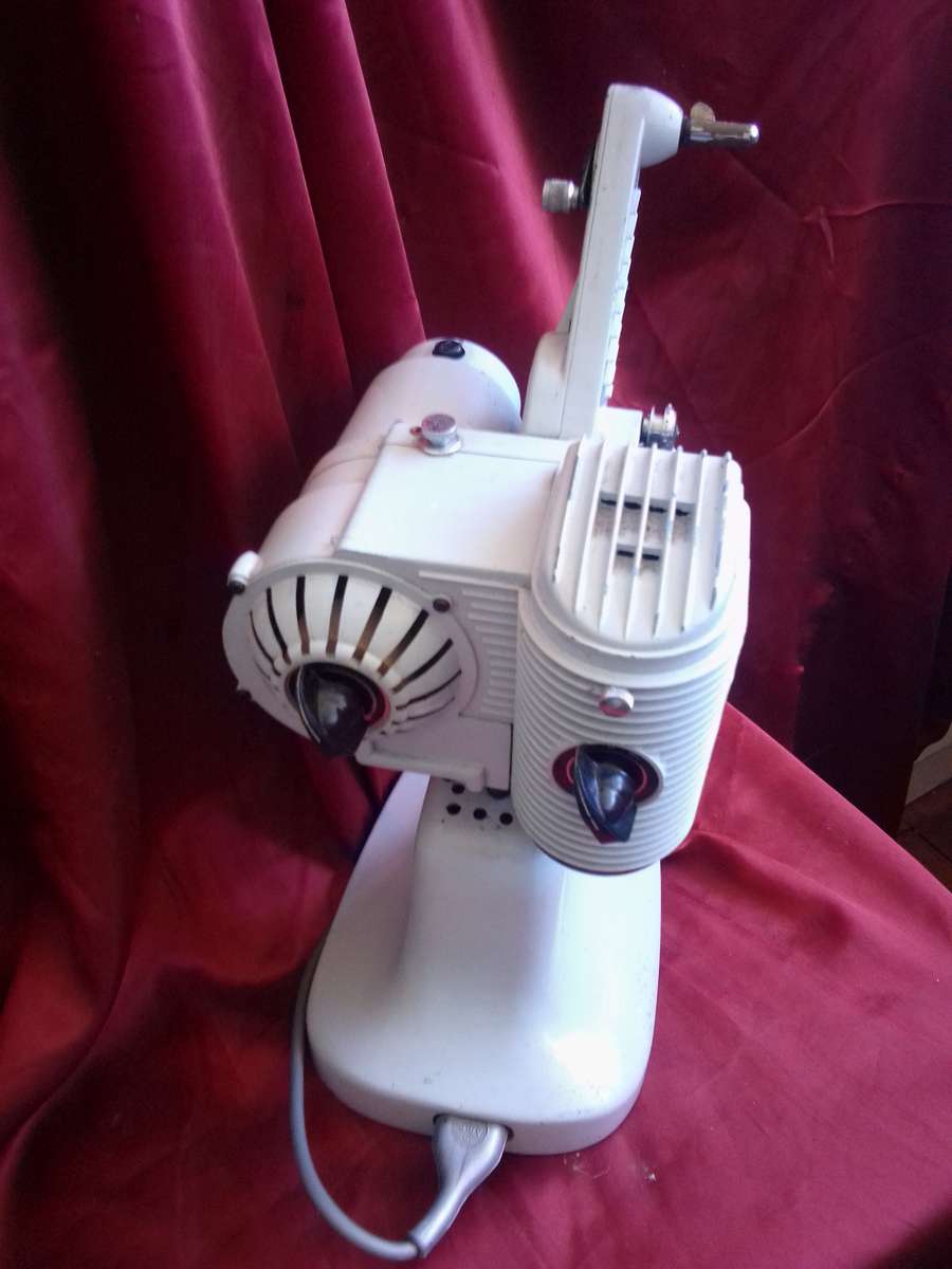 1950's Nilus 8mm Projector