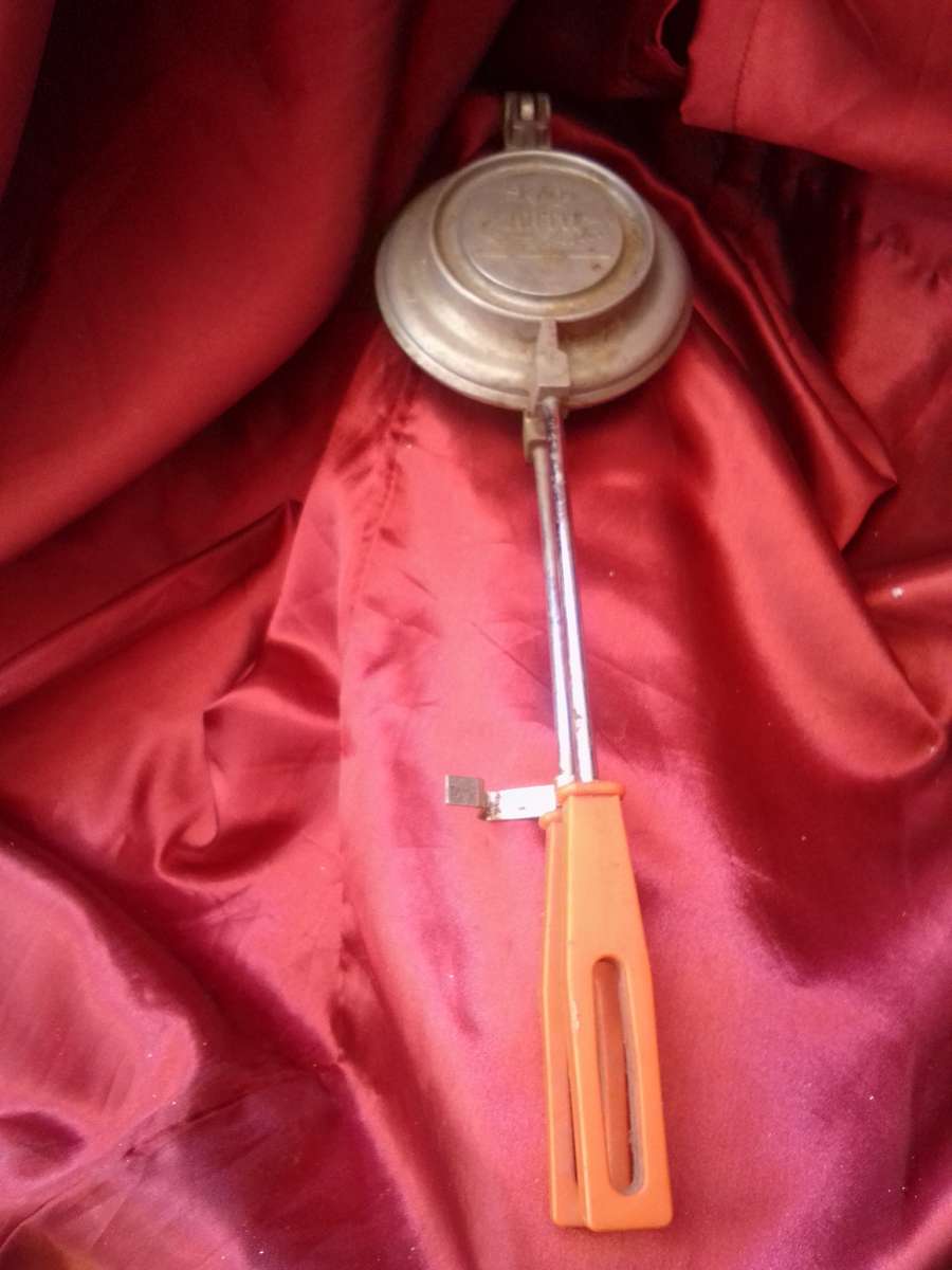 Retro Skyline Jaffle Iron