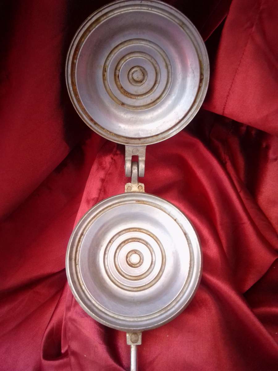 Retro Skyline Jaffle Iron