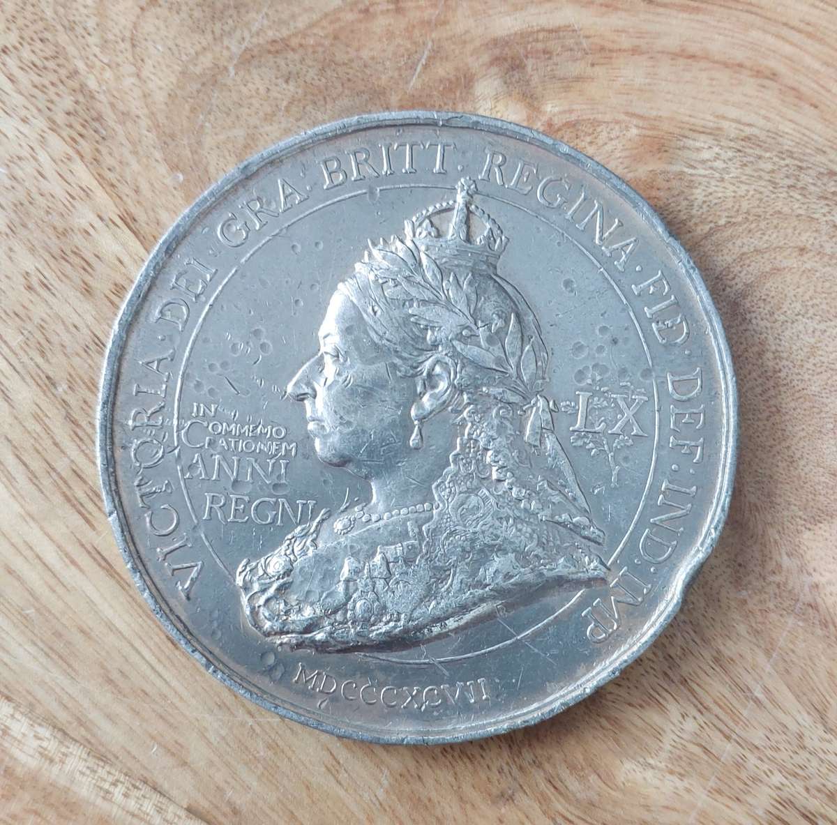 - 1897 British Empire Queen Victoria (White Metal) Medallion. Weight 134.30g -