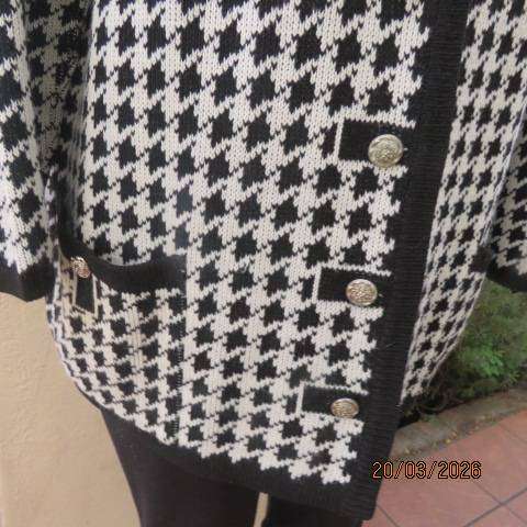 FOSHINI black and white houndstooth acrylic knit long sleeve cardigan size 42-44