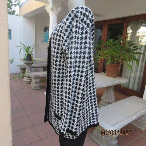 FOSHINI black and white houndstooth acrylic knit long sleeve cardigan size 42-44