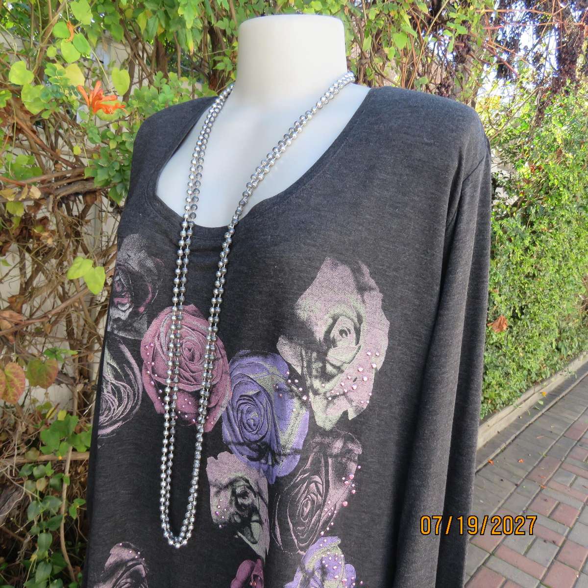 DONNA CLAIRE dark grey long sleeve polyrayon stretch top. Pink-purple roses front. Size 52