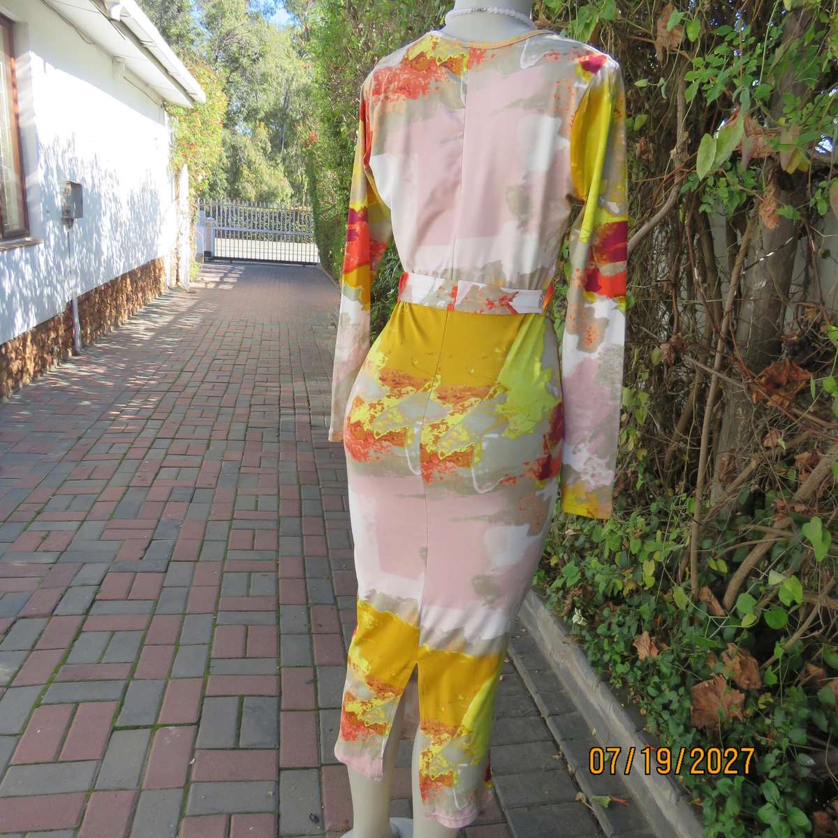 JUDY'S PRIDE soft stretch viscose long sleeve bodycon dress in unique colour print. Size 34.