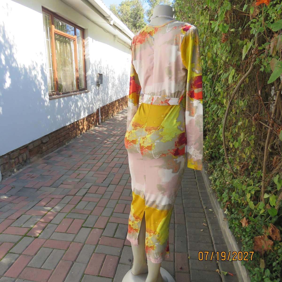 JUDY'S PRIDE soft stretch viscose long sleeve bodycon dress in unique colour print. Size 34.