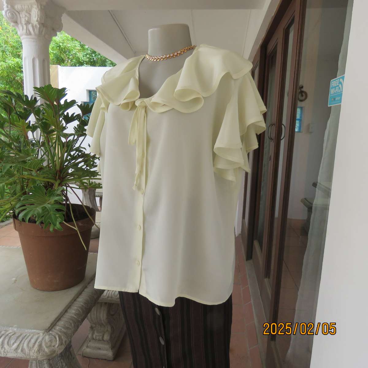 NEW DIRECTION rich cream silky polyester top. Size 42. Flare frilled armholes.Flare collar.