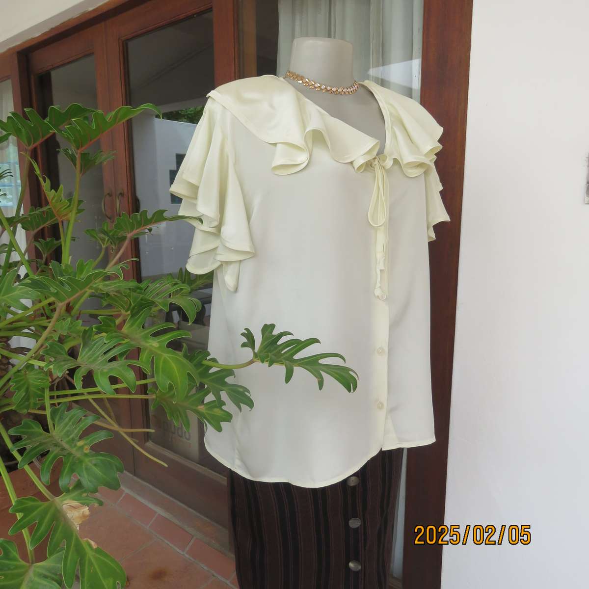 NEW DIRECTION rich cream silky polyester top. Size 42. Flare frilled armholes.Flare collar.