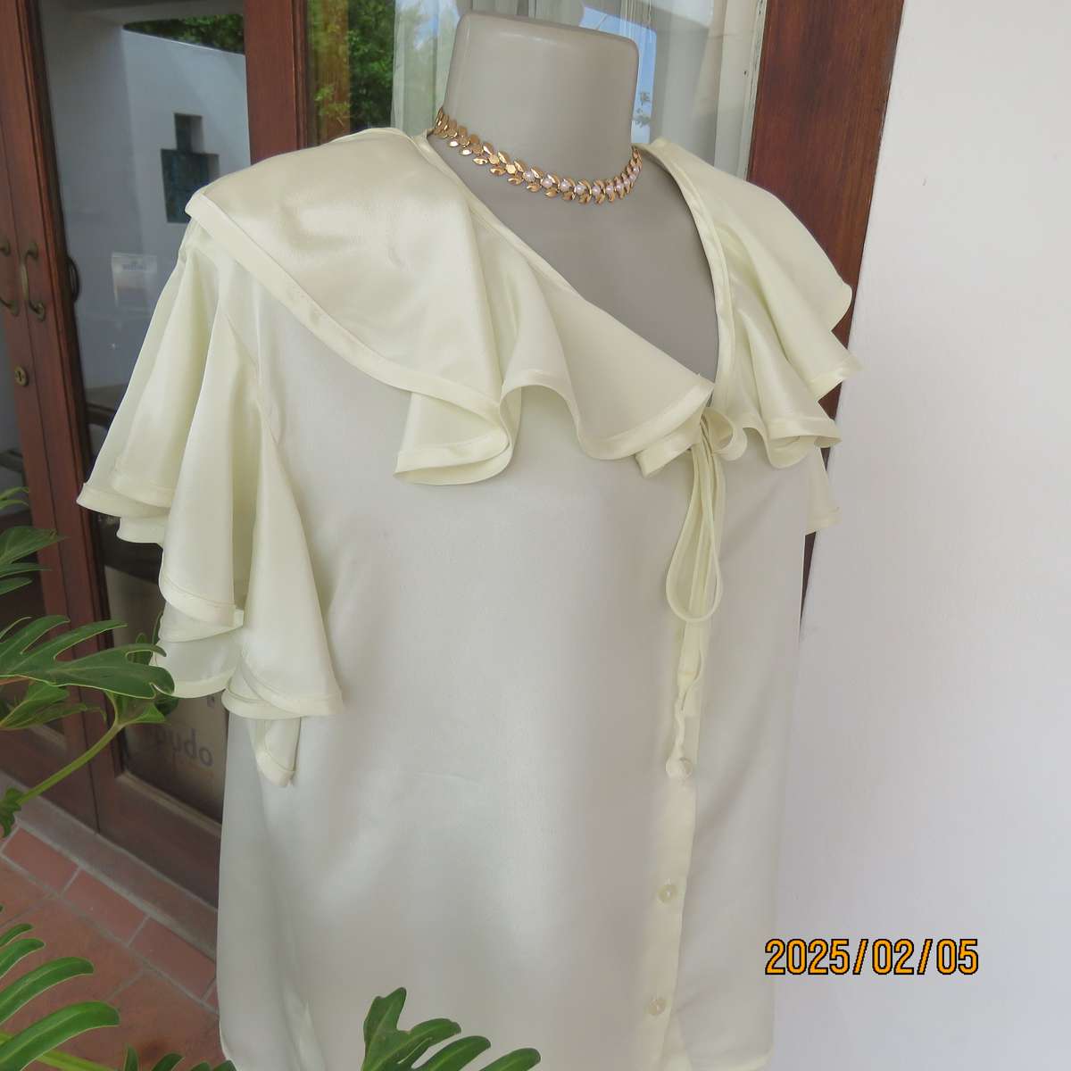 NEW DIRECTION rich cream silky polyester top. Size 42. Flare frilled armholes.Flare collar.