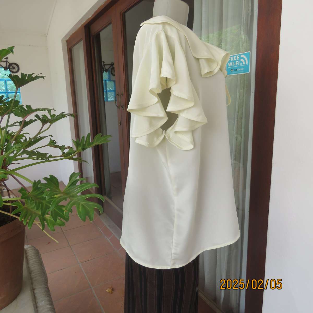 NEW DIRECTION rich cream silky polyester top. Size 42. Flare frilled armholes.Flare collar.