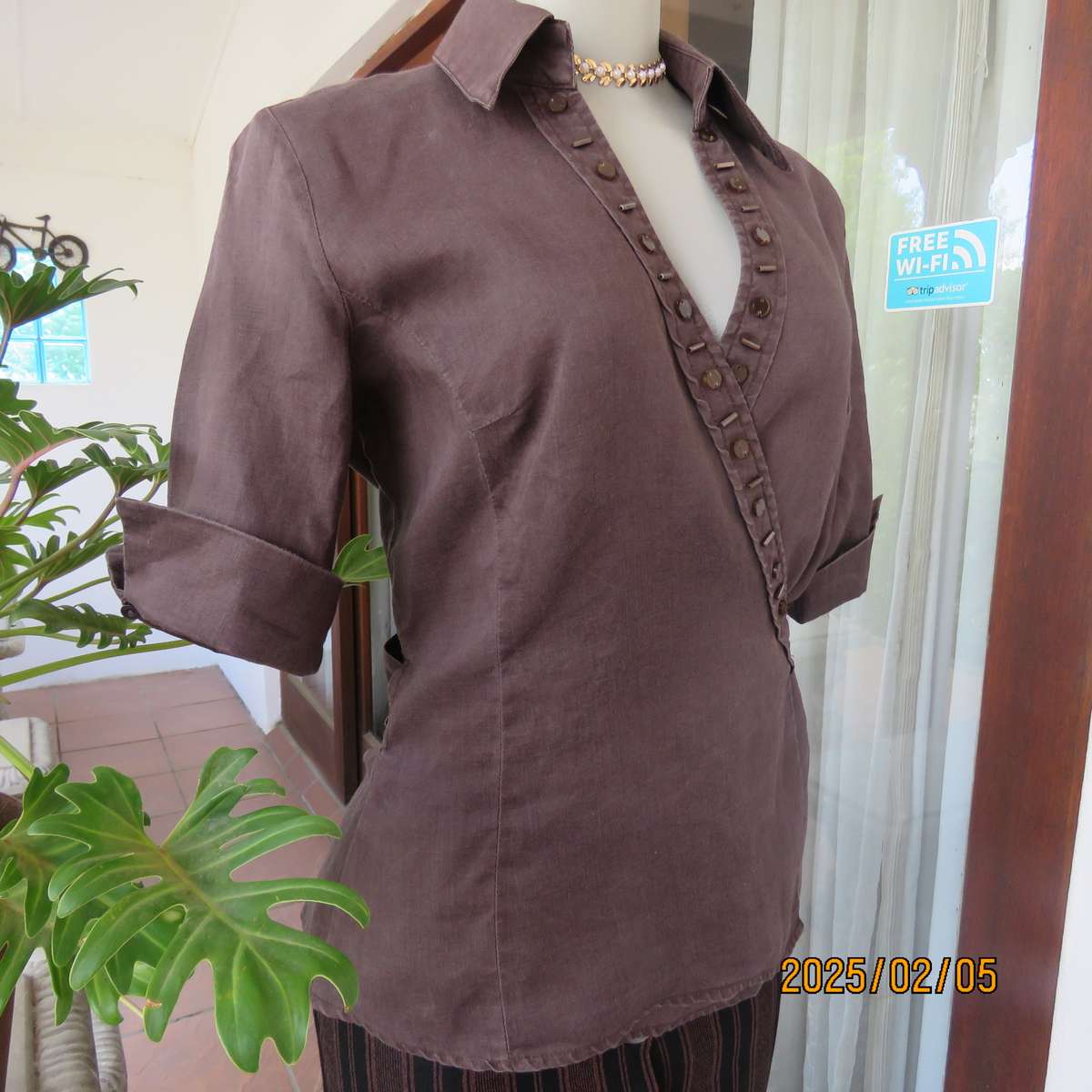 MERIEN HALL choc brown fold over 100% ramie top. Short sleeves. Size 34.Bead decoration. Side ties.