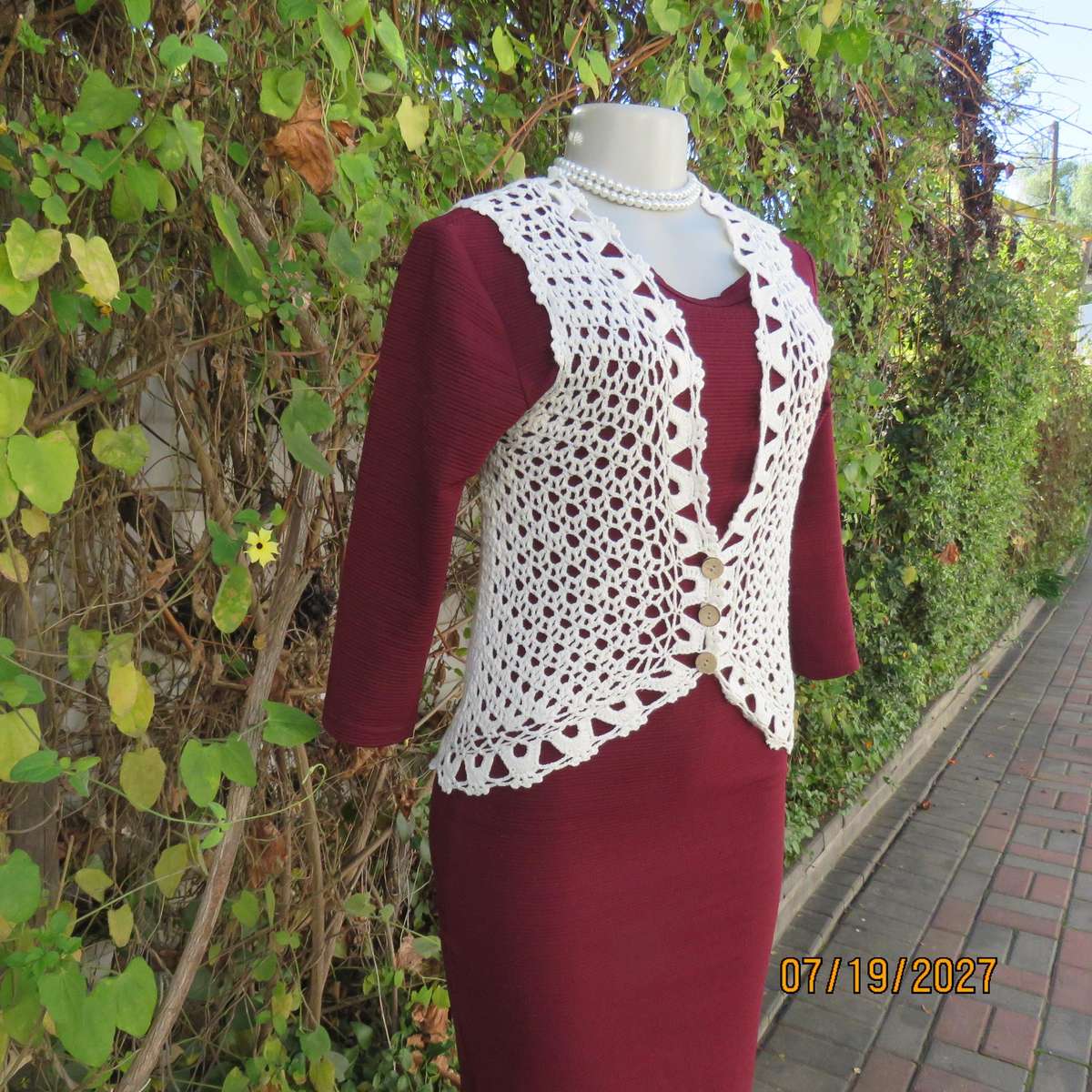 White elegant crochet waistcoat with round edging. The button closure. Size 34-36