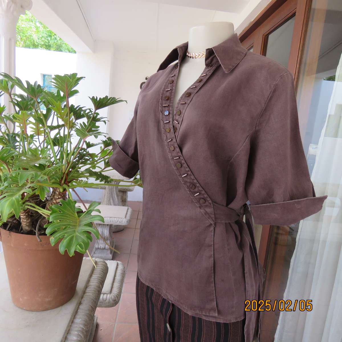 MERIEN HALL choc brown fold over 100% ramie top. Short sleeves. Size 34.Bead decoration. Side ties.
