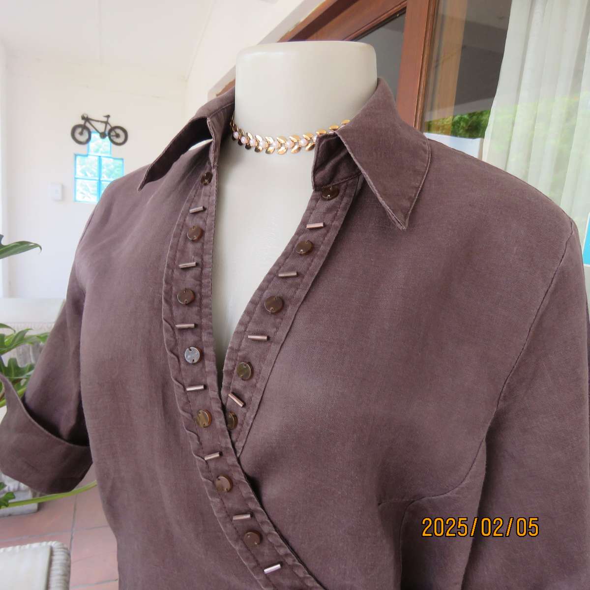 MERIEN HALL choc brown fold over 100% ramie top. Short sleeves. Size 34.Bead decoration. Side ties.