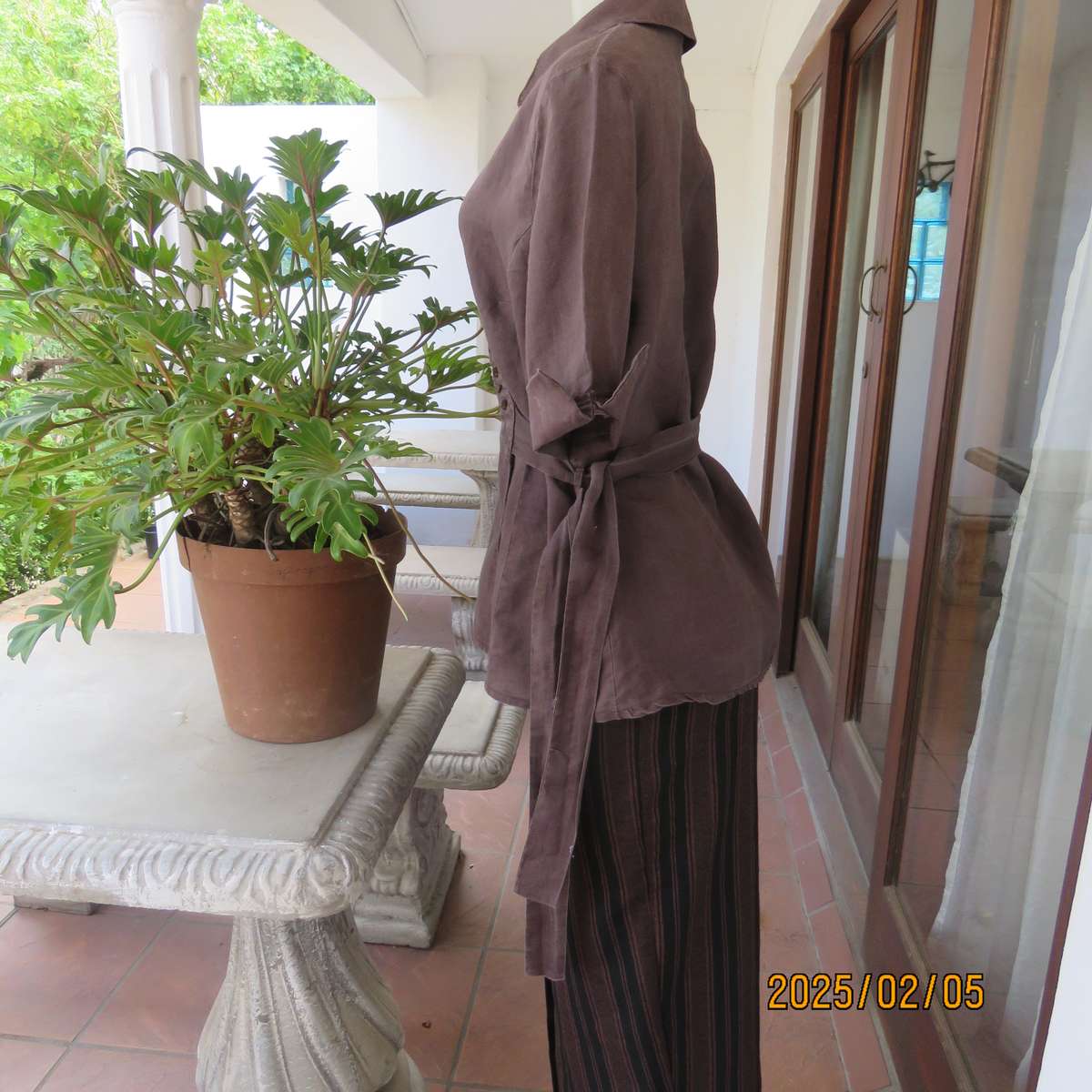 MERIEN HALL choc brown fold over 100% ramie top. Short sleeves. Size 34.Bead decoration. Side ties.