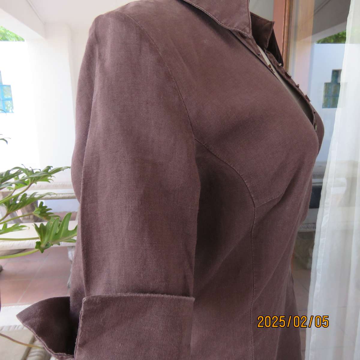 MERIEN HALL choc brown fold over 100% ramie top. Short sleeves. Size 34.Bead decoration. Side ties.