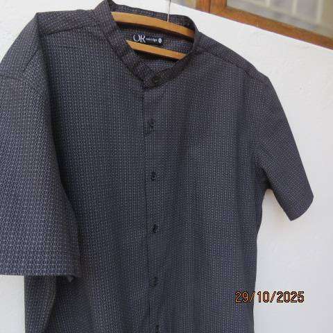 Black with tiny white print modern polycotton short sleeve high banded collar shirt size XL