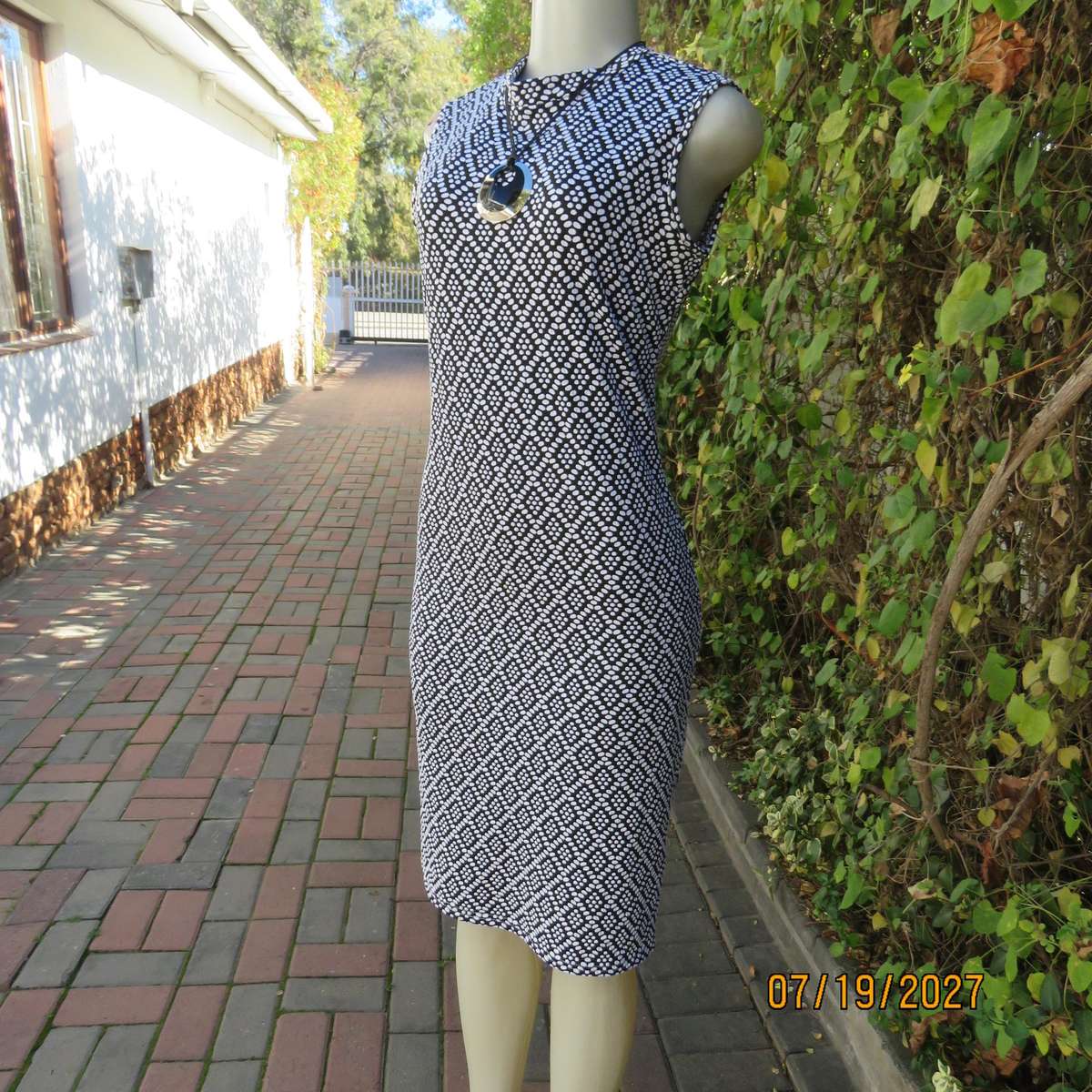 I Q monochrome soft bubble stretch polyester bodycon slip over dress. Size 36
