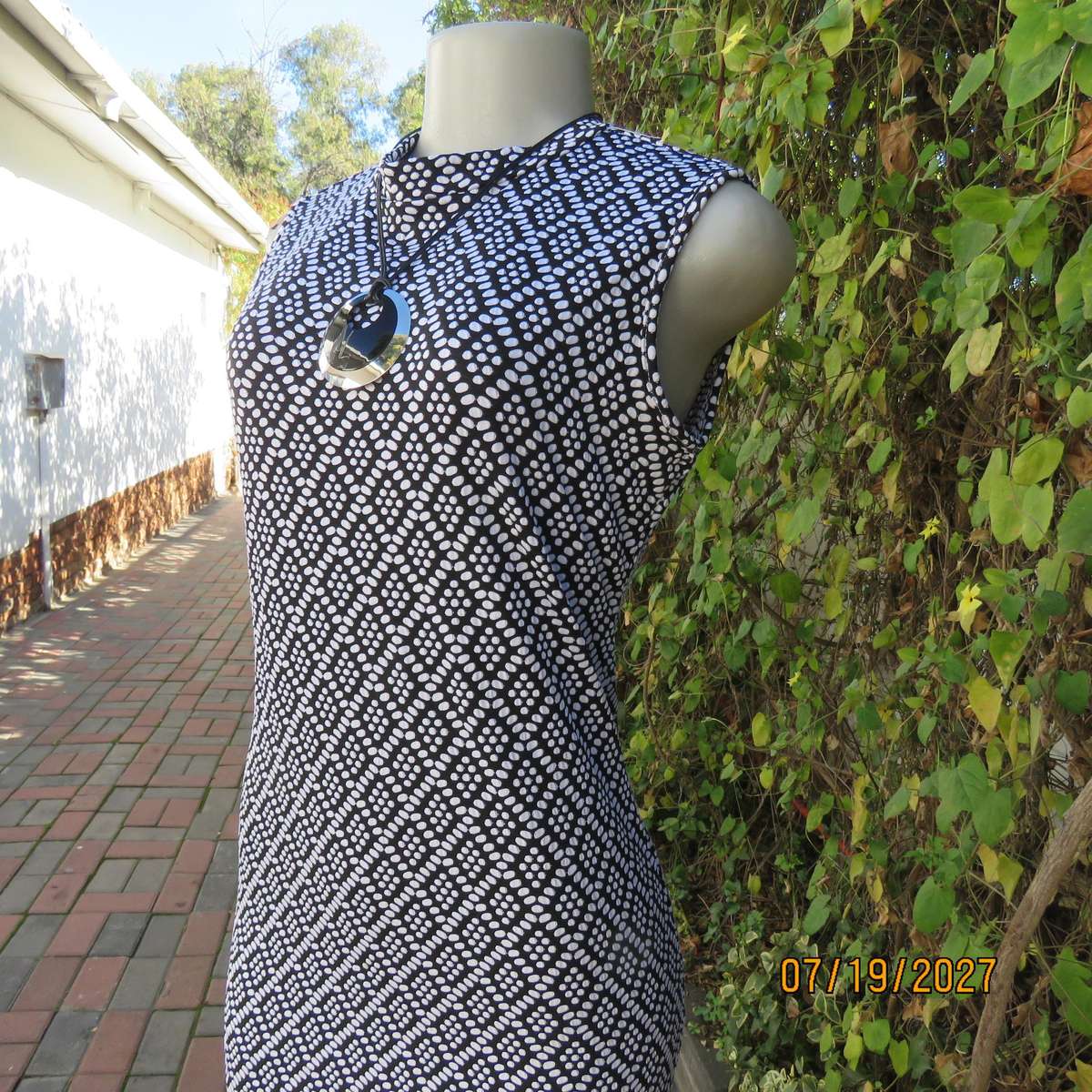 I Q monochrome soft bubble stretch polyester bodycon slip over dress. Size 36
