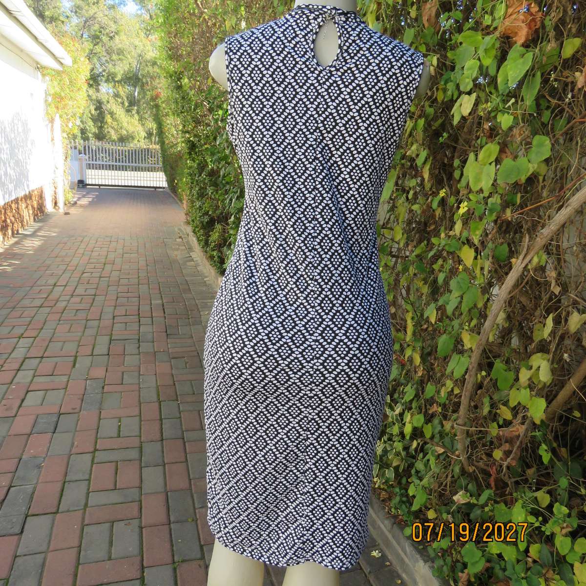 I Q monochrome soft bubble stretch polyester bodycon slip over dress. Size 36