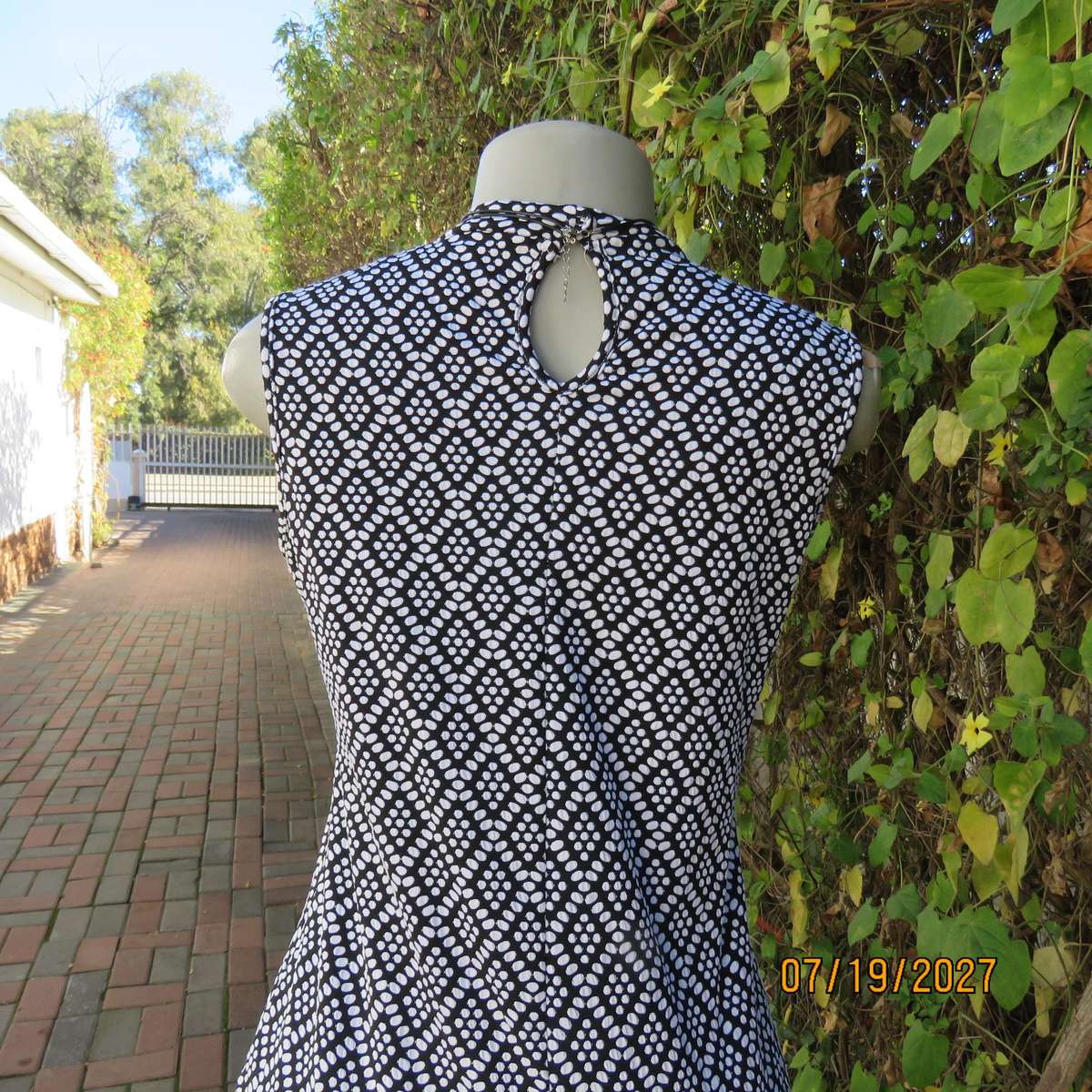 I Q monochrome soft bubble stretch polyester bodycon slip over dress. Size 36