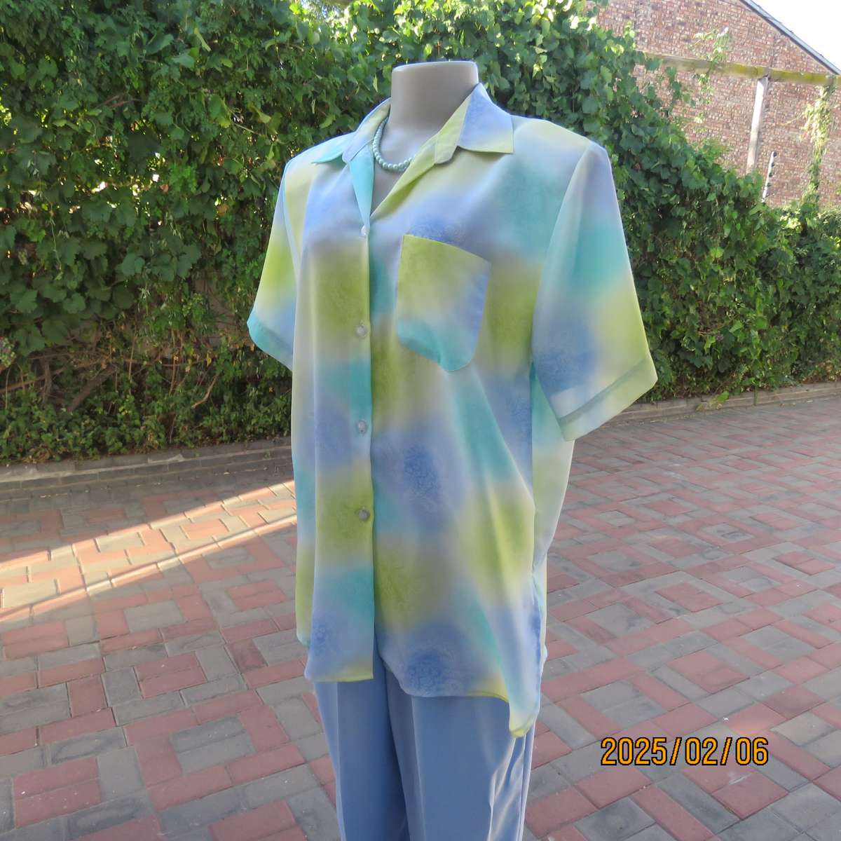 Beautiful cool short sleeve blue-green-yellow baroque printed top. Size 42. As new cond.