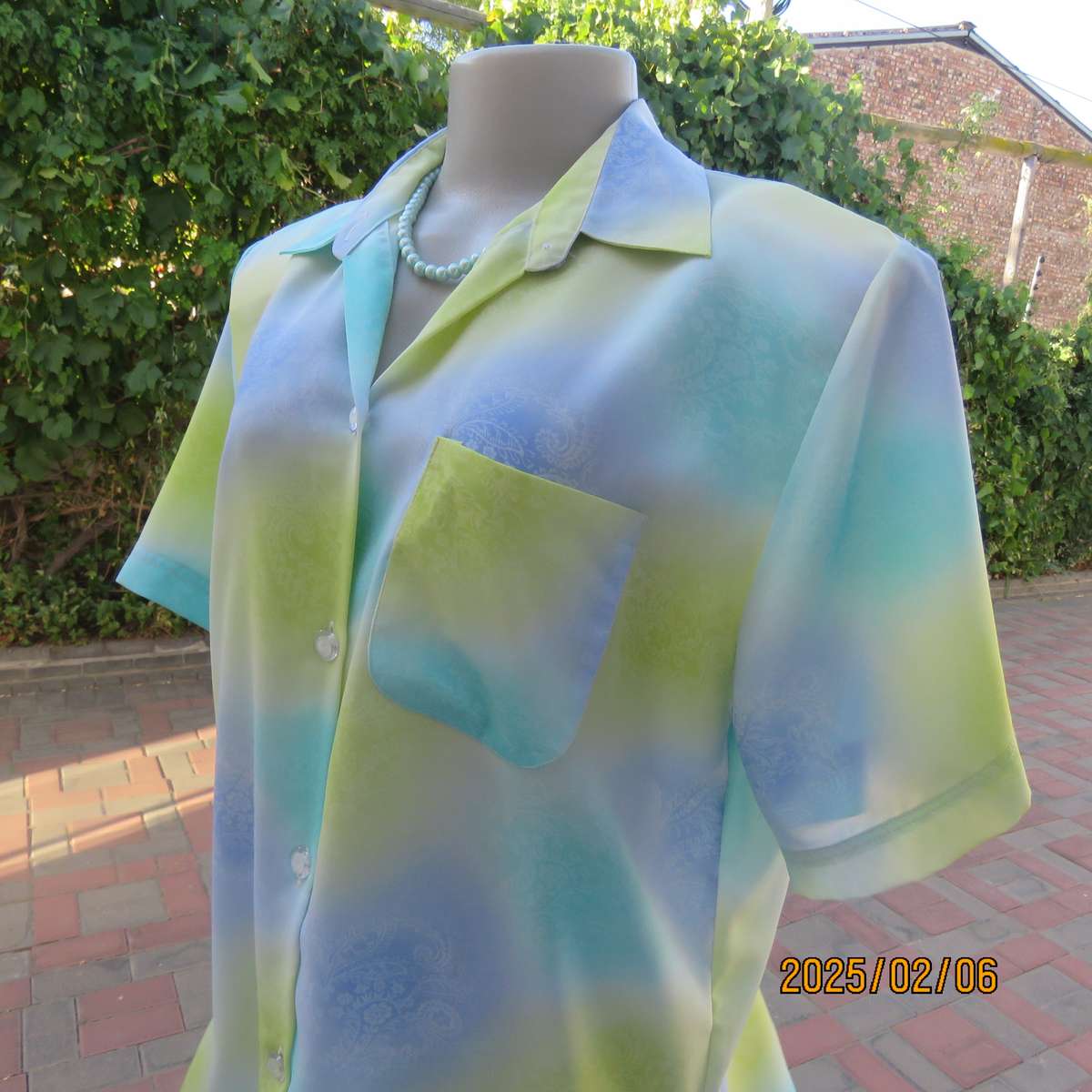 Beautiful cool short sleeve blue-green-yellow baroque printed top. Size 42. As new cond.