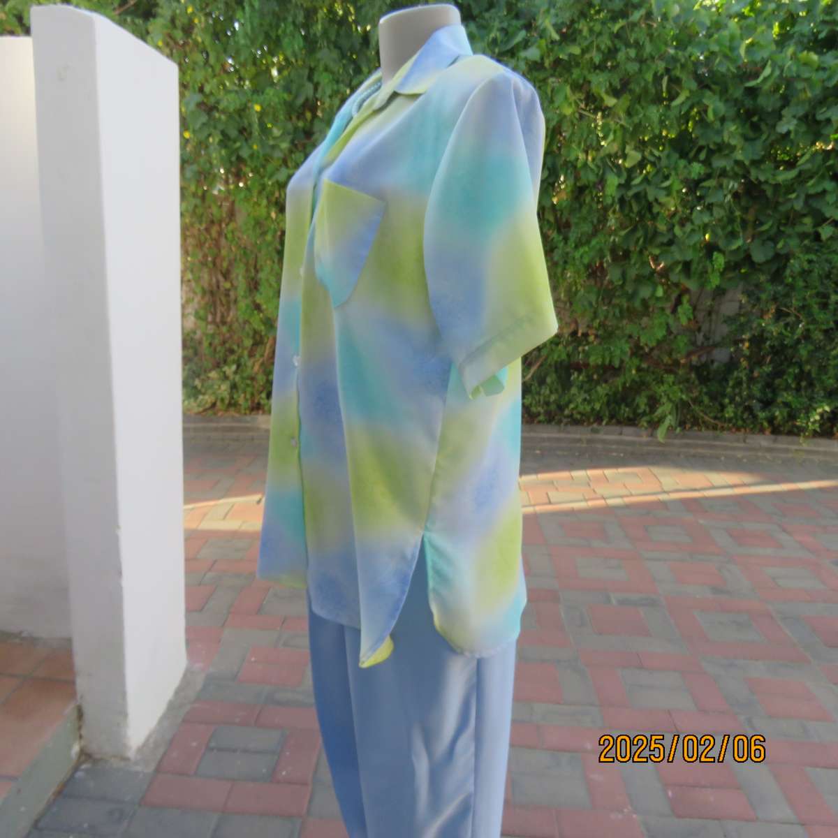 Beautiful cool short sleeve blue-green-yellow baroque printed top. Size 42. As new cond.