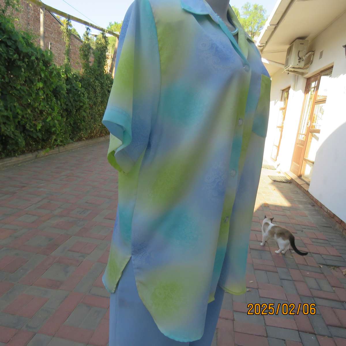 Beautiful cool short sleeve blue-green-yellow baroque printed top. Size 42. As new cond.