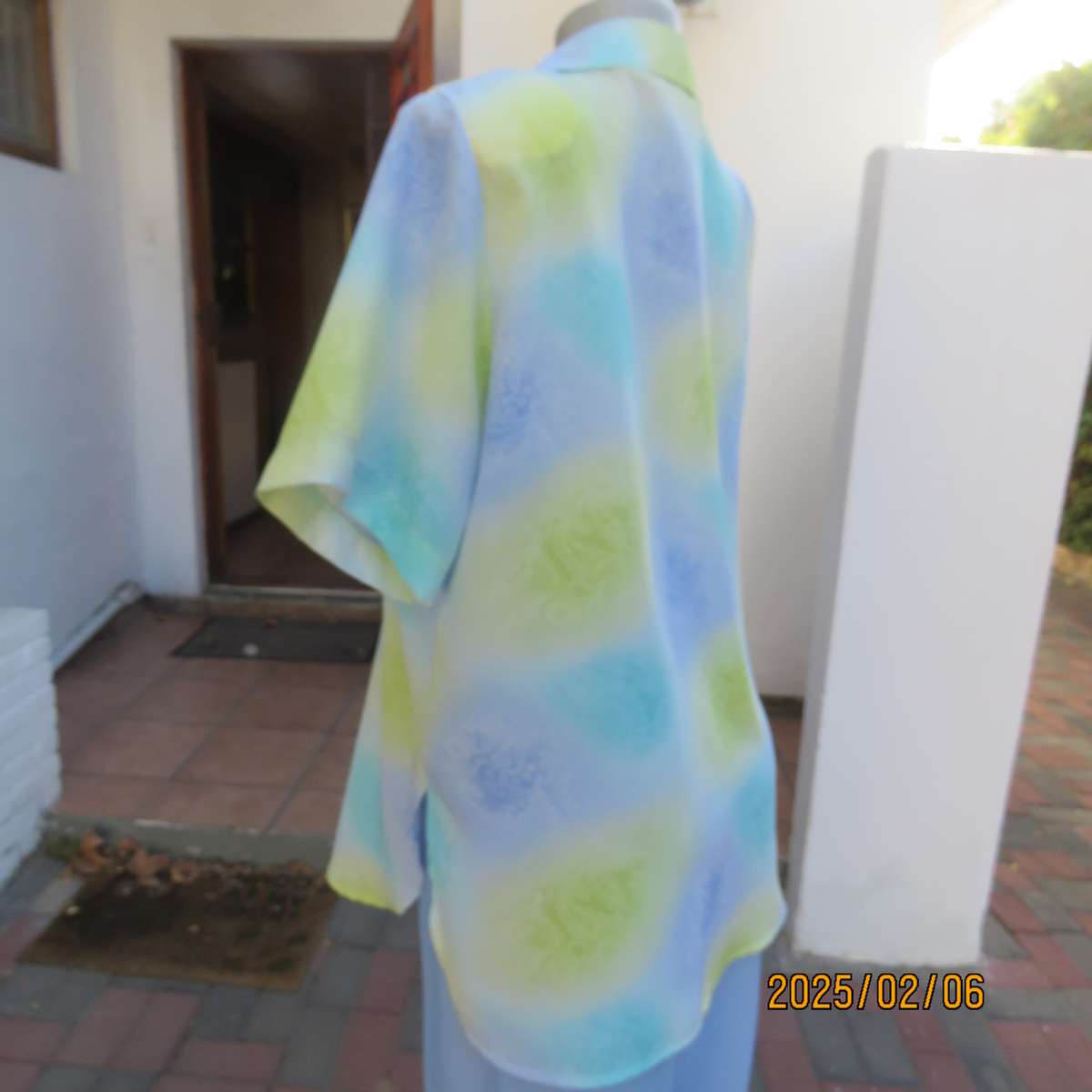 Beautiful cool short sleeve blue-green-yellow baroque printed top. Size 42. As new cond.