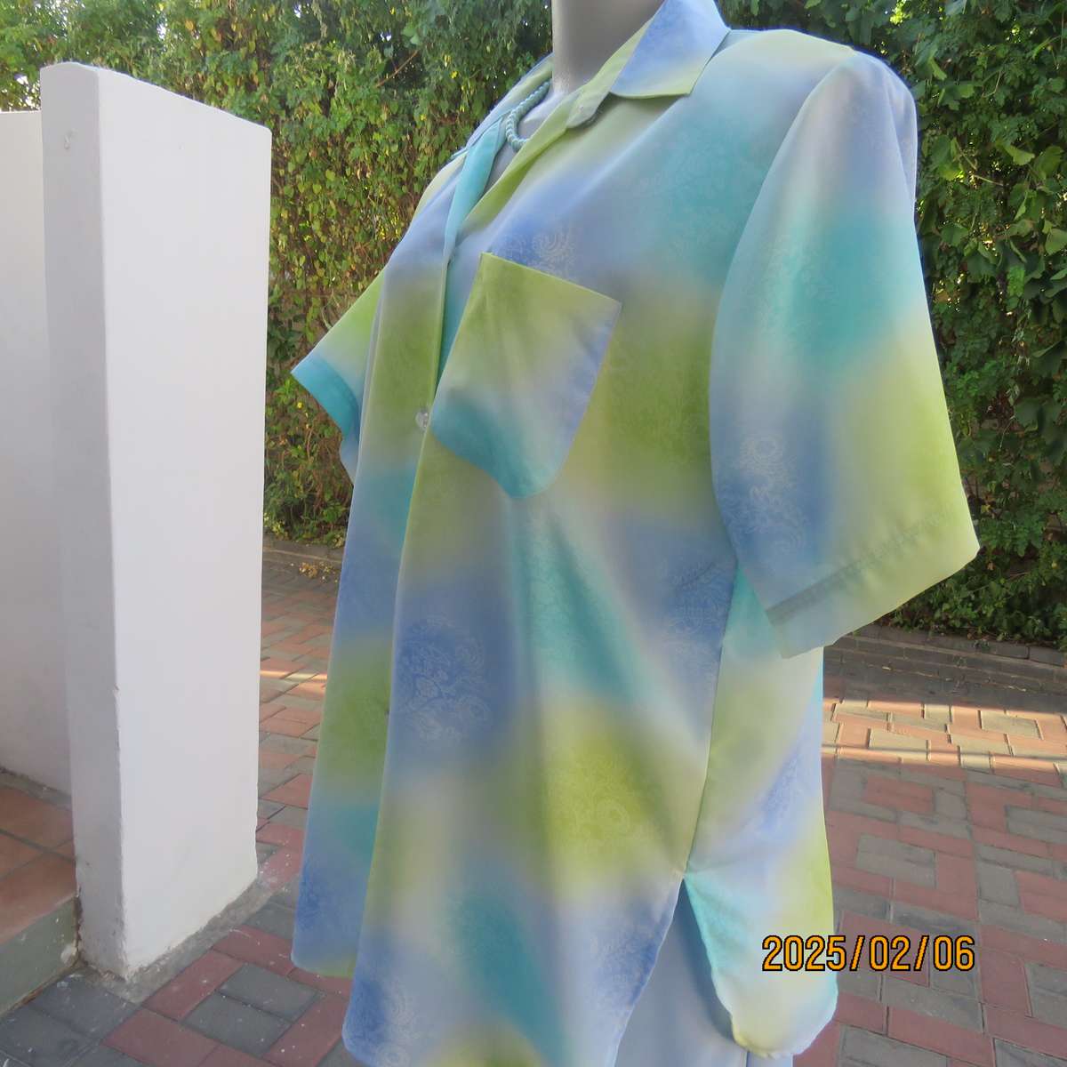 Beautiful cool short sleeve blue-green-yellow baroque printed top. Size 42. As new cond.