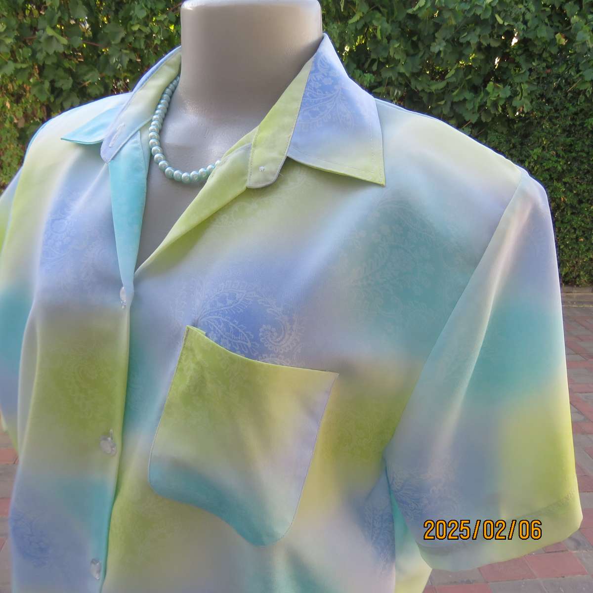 Beautiful cool short sleeve blue-green-yellow baroque printed top. Size 42. As new cond.