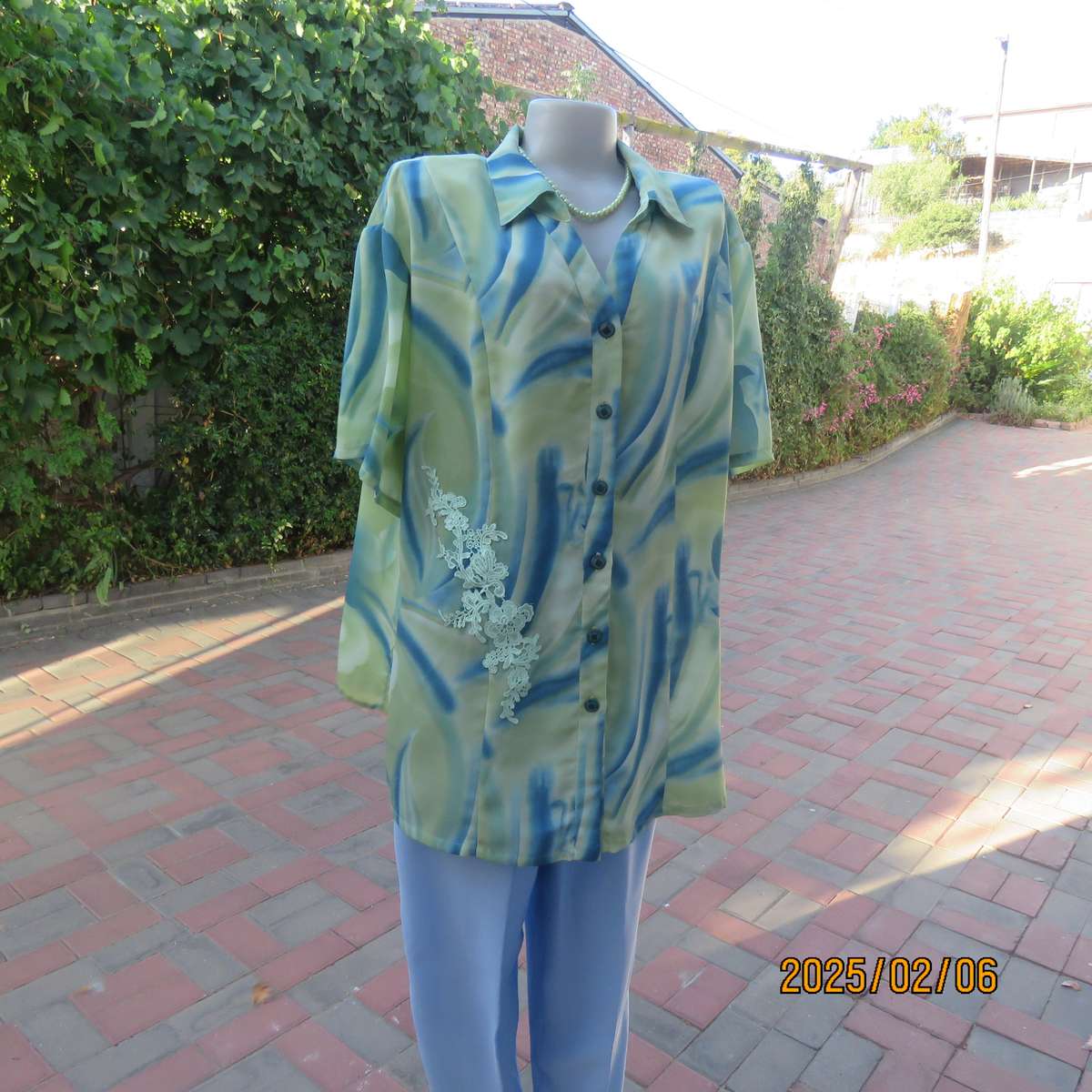 Boutique made silky polyester blue-green patterned size 50 styled top. Open collar.As new