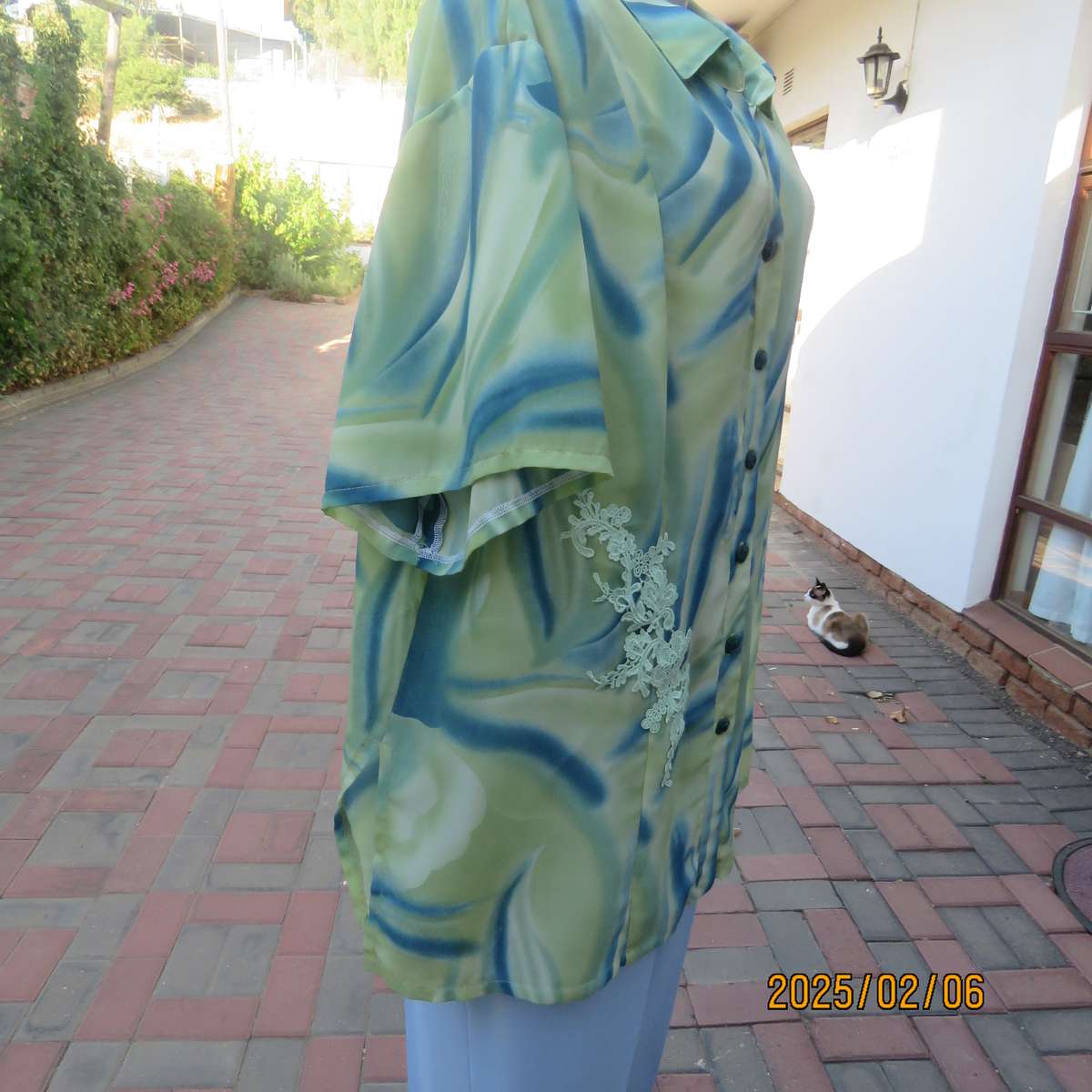 Boutique made silky polyester blue-green patterned size 50 styled top. Open collar.As new