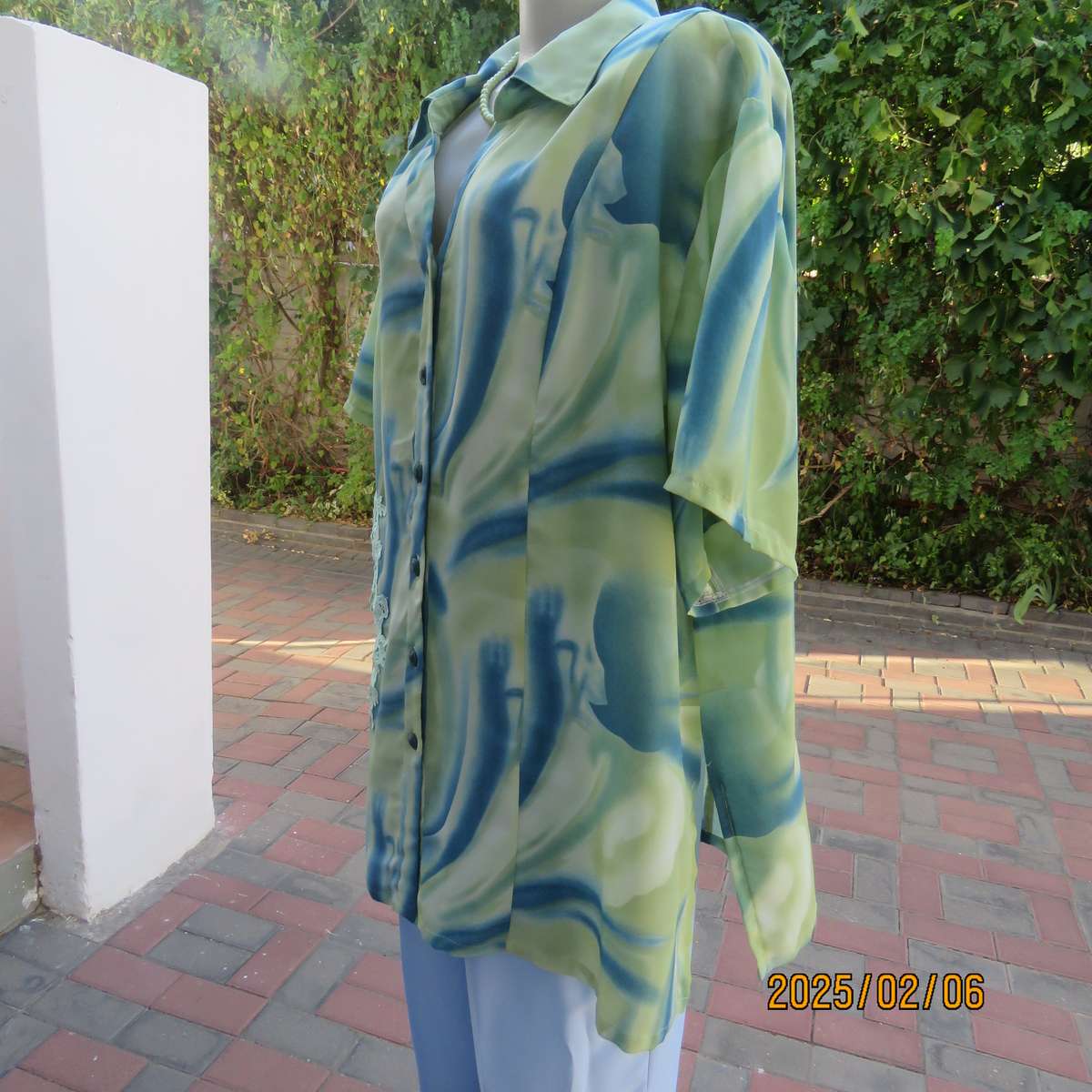 Boutique made silky polyester blue-green patterned size 50 styled top. Open collar.As new