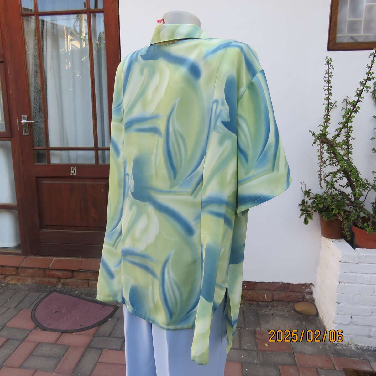 Boutique made silky polyester blue-green patterned size 50 styled top. Open collar.As new