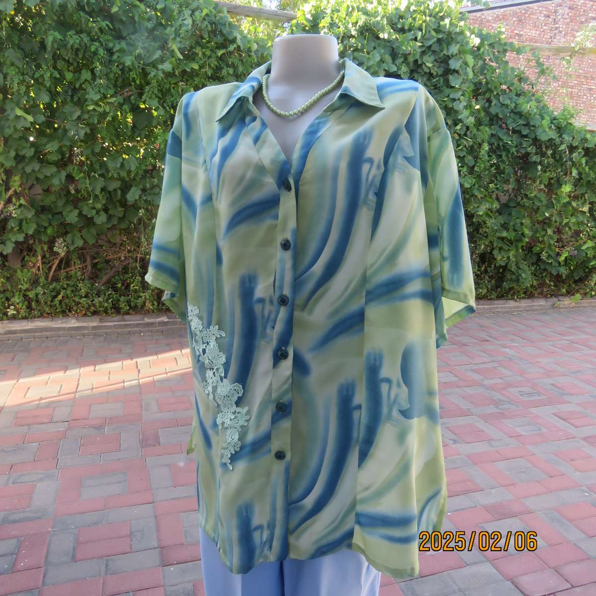 Boutique made silky polyester blue-green patterned size 50 styled top. Open collar.As new