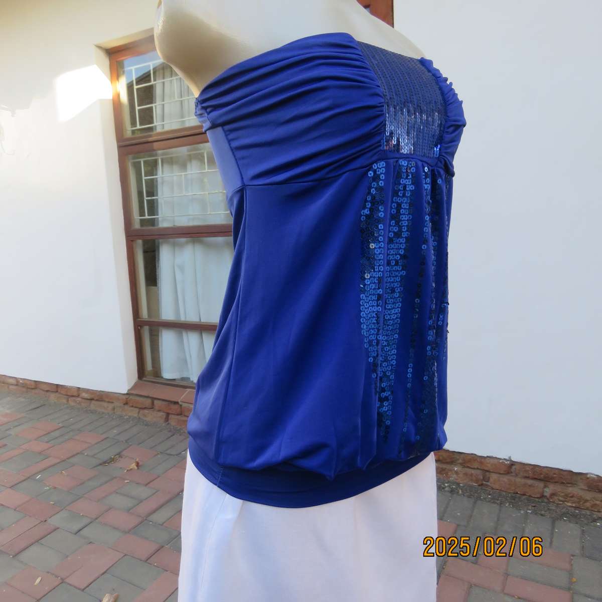 Luxury strapless evening top in royal blue stretch polyester. Sequin decorated. Size 34. As new.