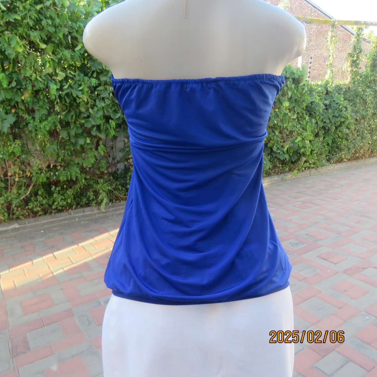 Luxury strapless evening top in royal blue stretch polyester. Sequin decorated. Size 34. As new.