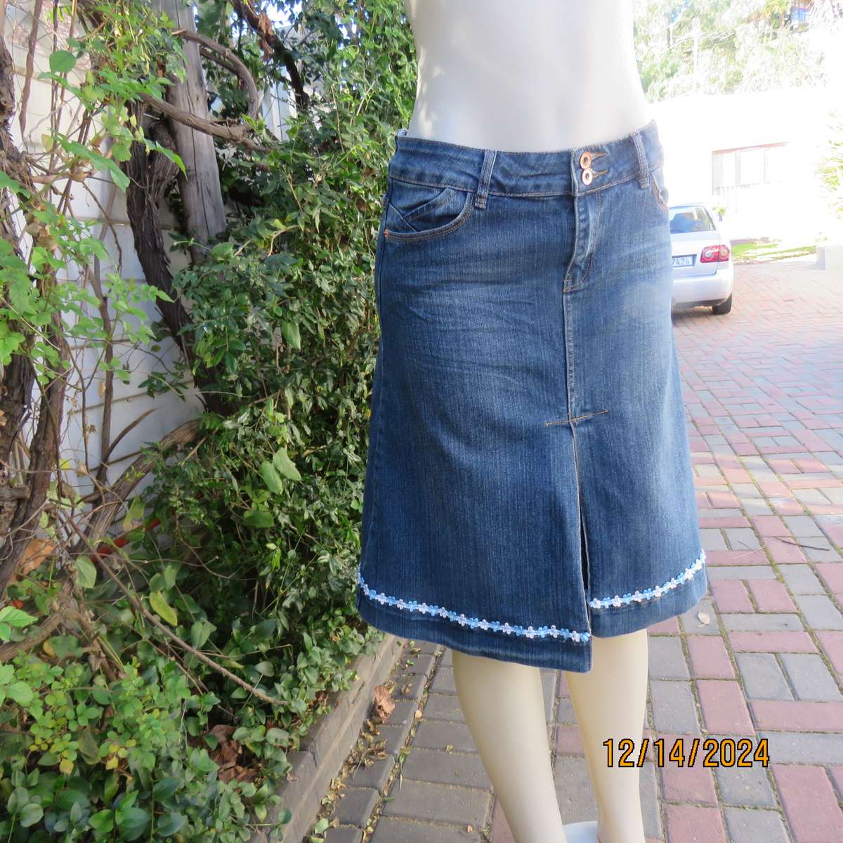 Blue denim jean skirt in size 34. In polycotton stretch. Pockets back/front. Pleat on front.Good con