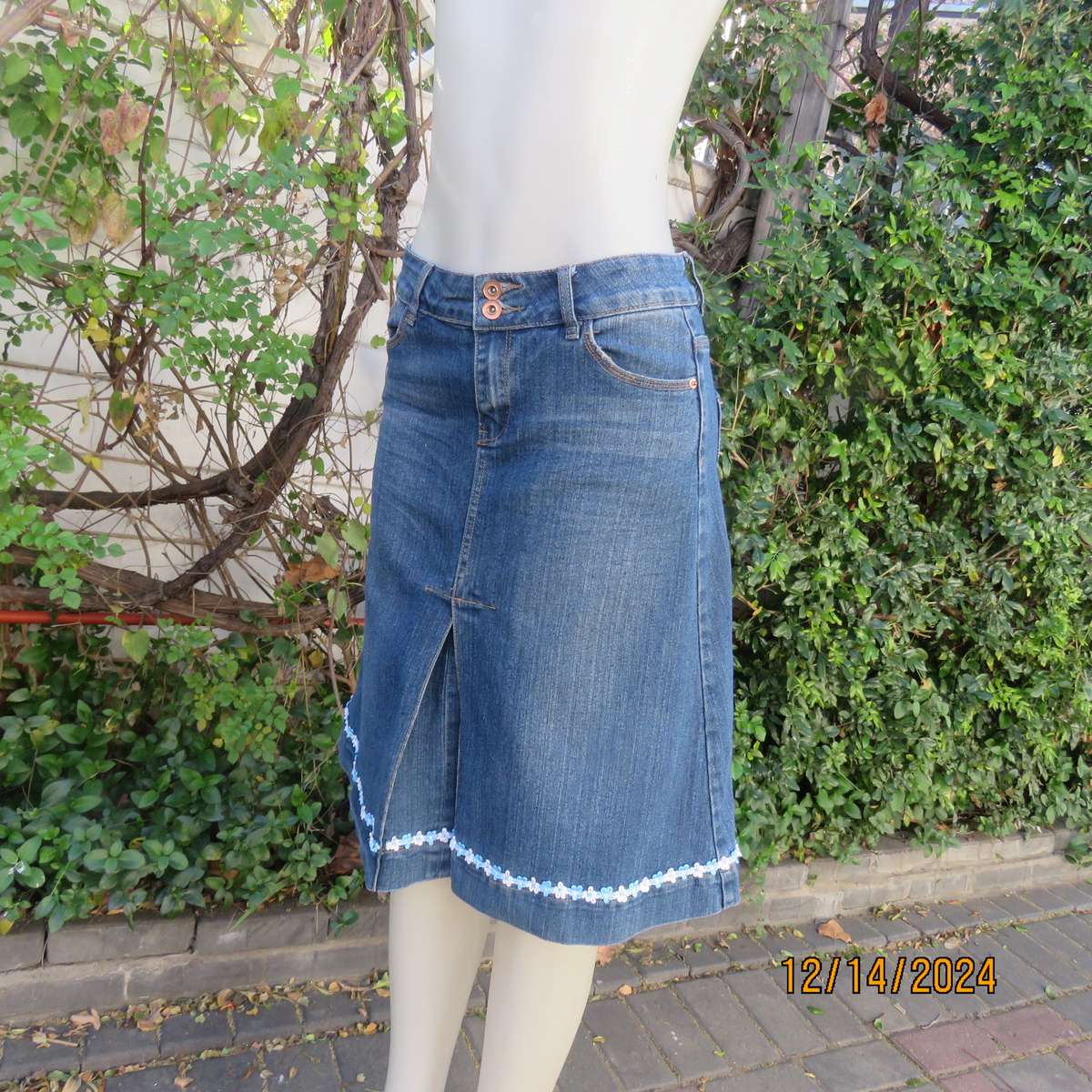 Blue denim jean skirt in size 34. In polycotton stretch. Pockets back/front. Pleat on front.Good con