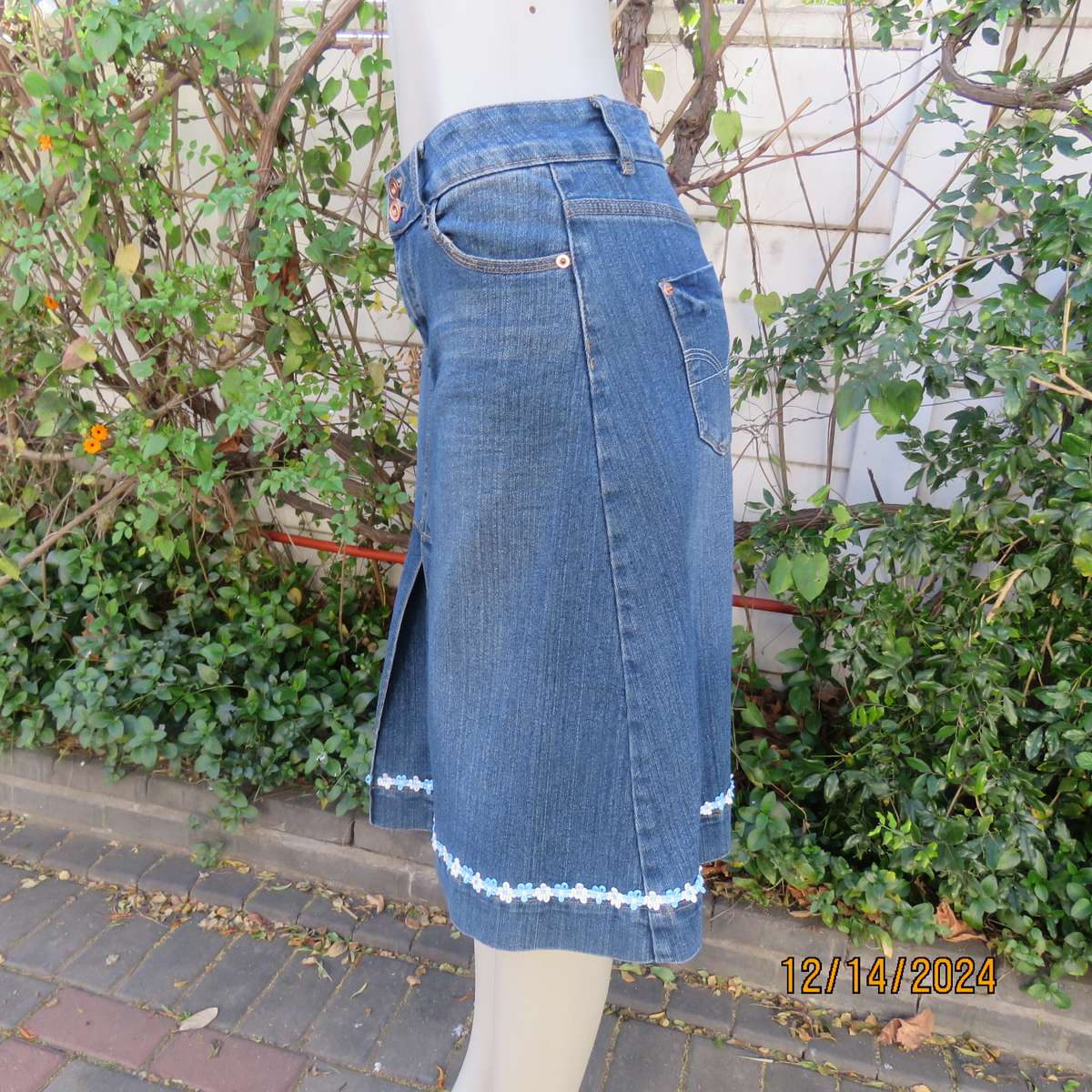 Blue denim jean skirt in size 34. In polycotton stretch. Pockets back/front. Pleat on front.Good con