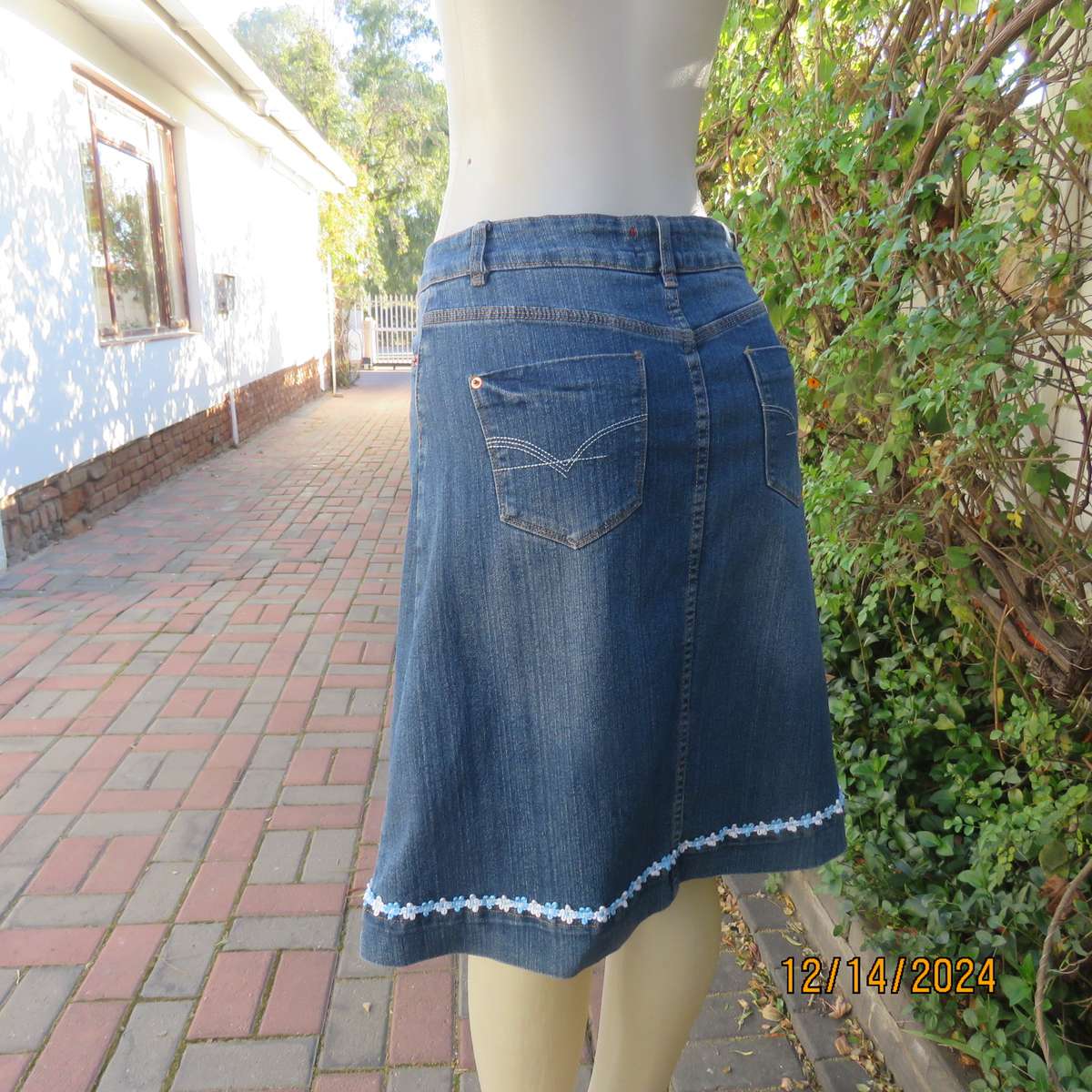 Blue denim jean skirt in size 34. In polycotton stretch. Pockets back/front. Pleat on front.Good con