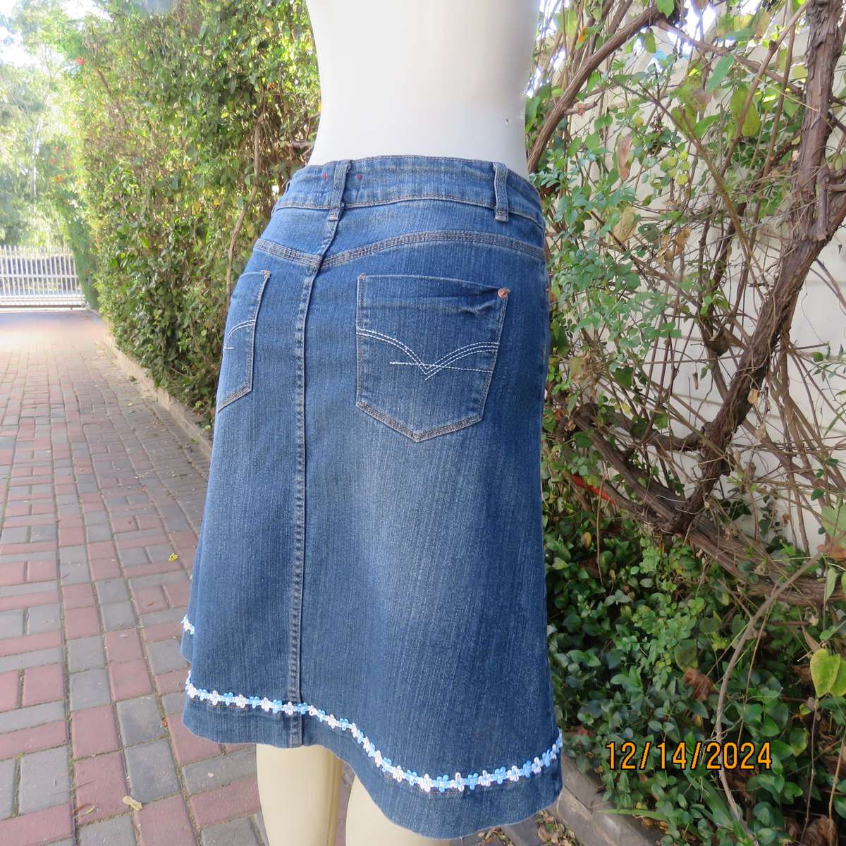 Blue denim jean skirt in size 34. In polycotton stretch. Pockets back/front. Pleat on front.Good con
