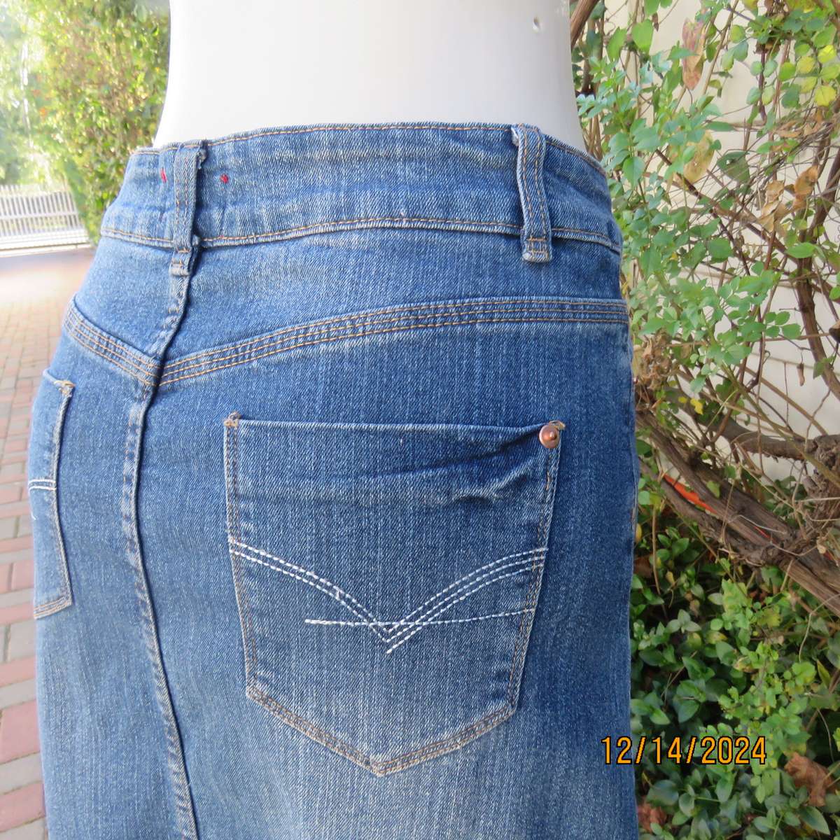 Blue denim jean skirt in size 34. In polycotton stretch. Pockets back/front. Pleat on front.Good con