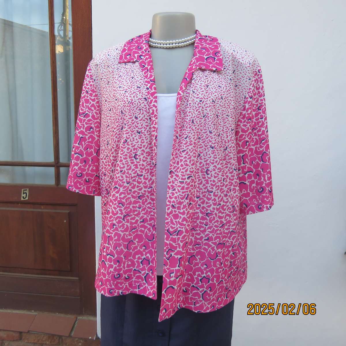 High quality KENLEY vintage open short sleeve top size 44. White with pink-navy unique patterns.