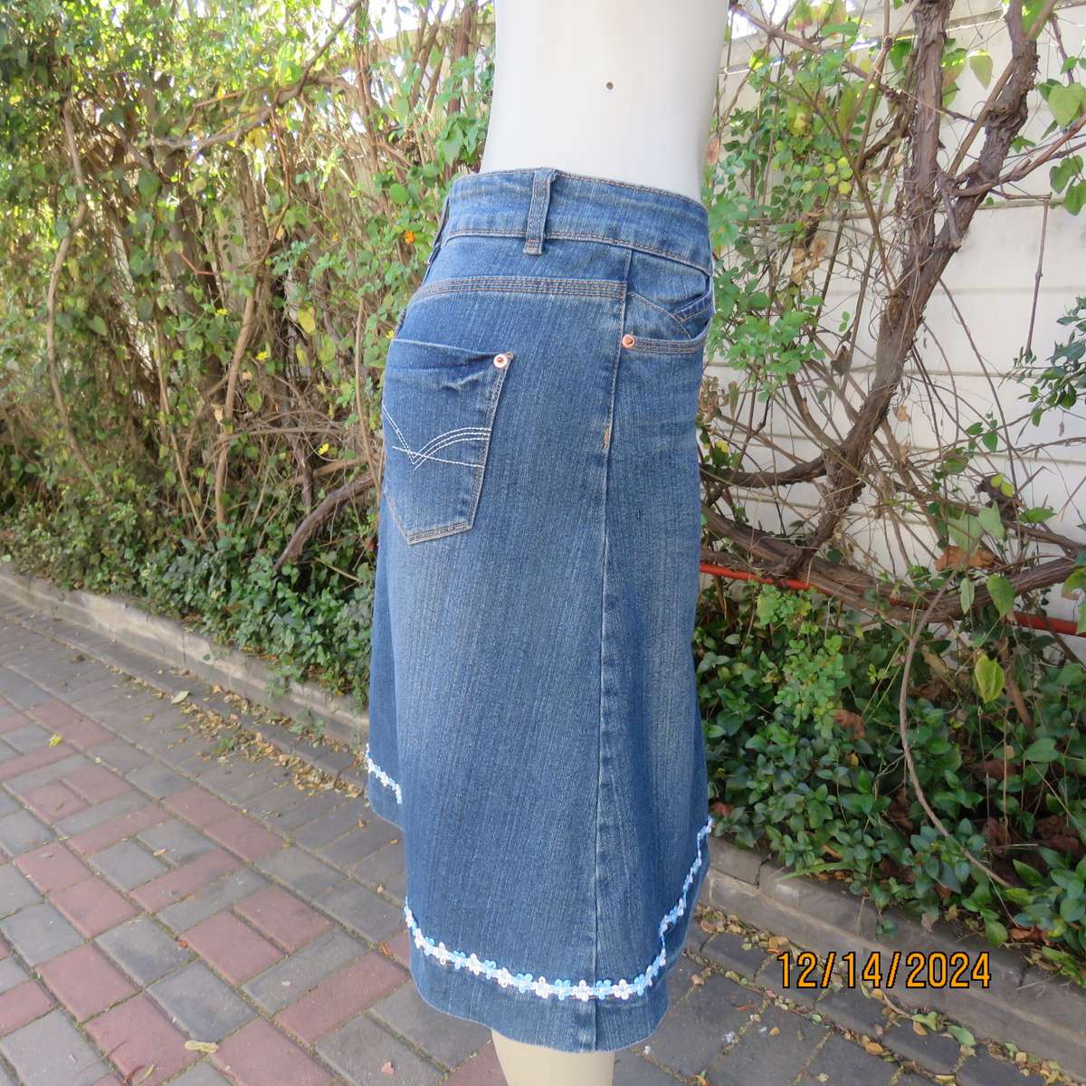 Blue denim jean skirt in size 34. In polycotton stretch. Pockets back/front. Pleat on front.Good con