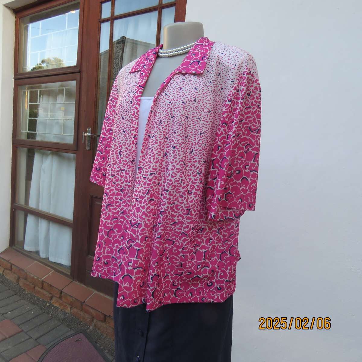 High quality KENLEY vintage open short sleeve top size 44. White with pink-navy unique patterns.