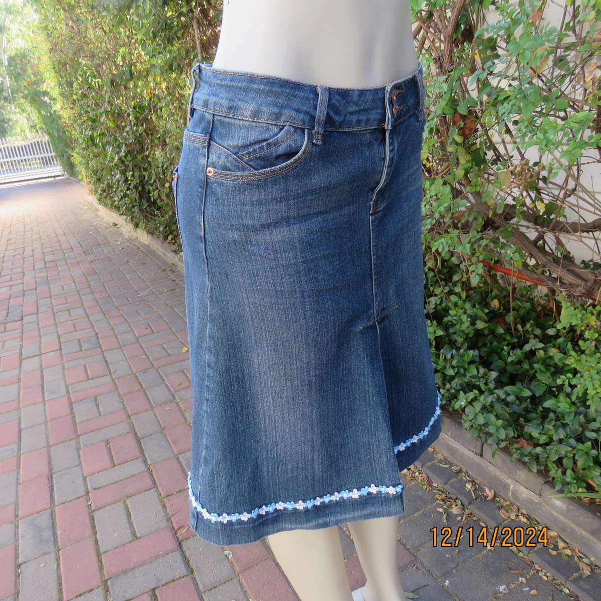 Blue denim jean skirt in size 34. In polycotton stretch. Pockets back/front. Pleat on front.Good con