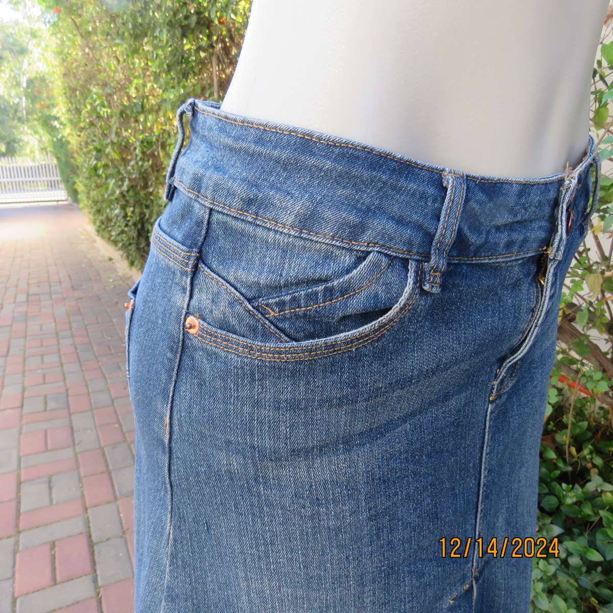 Blue denim jean skirt in size 34. In polycotton stretch. Pockets back/front. Pleat on front.Good con